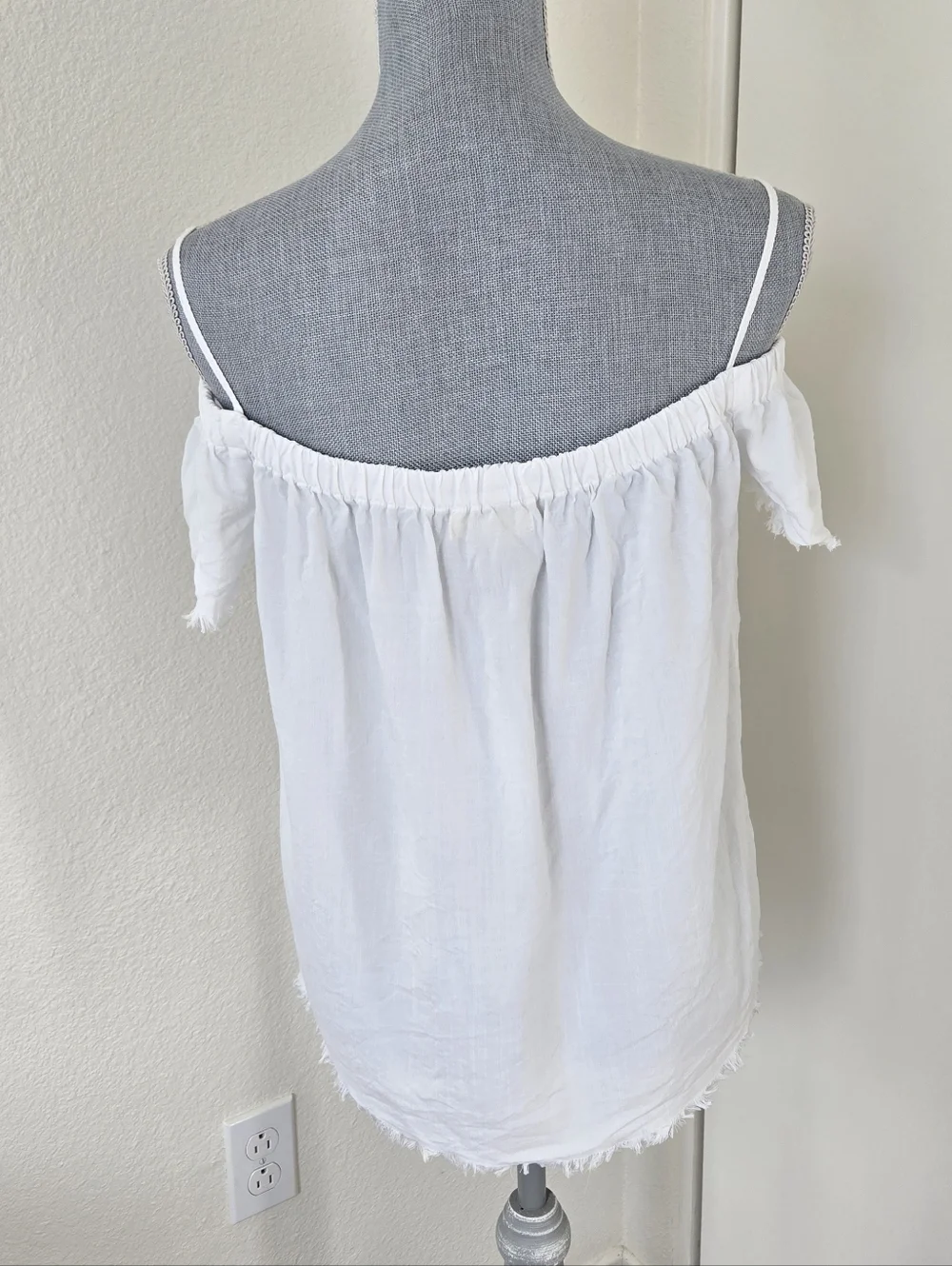 Cloth & Stone Anthropologie White‎ Off the Shoulder Small Top Fray Hem Tencel